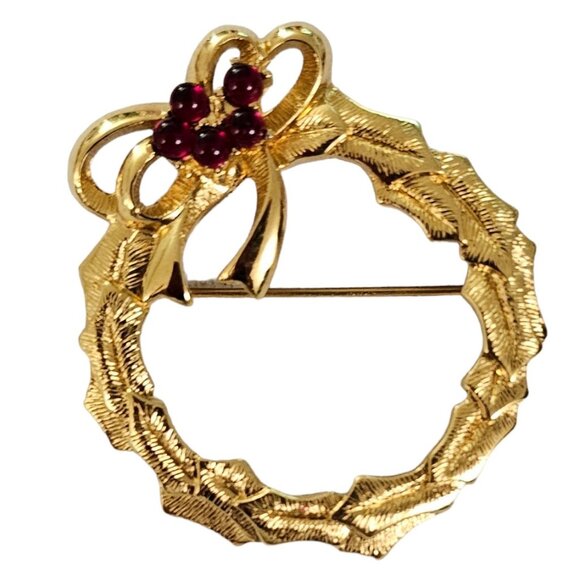 Monet Gold Tone Red Glass Cab Holly Berry Bow Leaf Wreath Brooch, Signed L258 - Picture 1 of 6